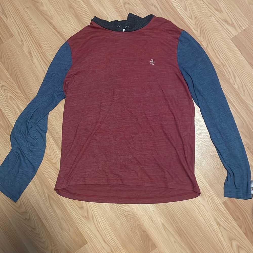 Large comfortable long sleeve shirt. Older, 3 years old. No string, lost it.